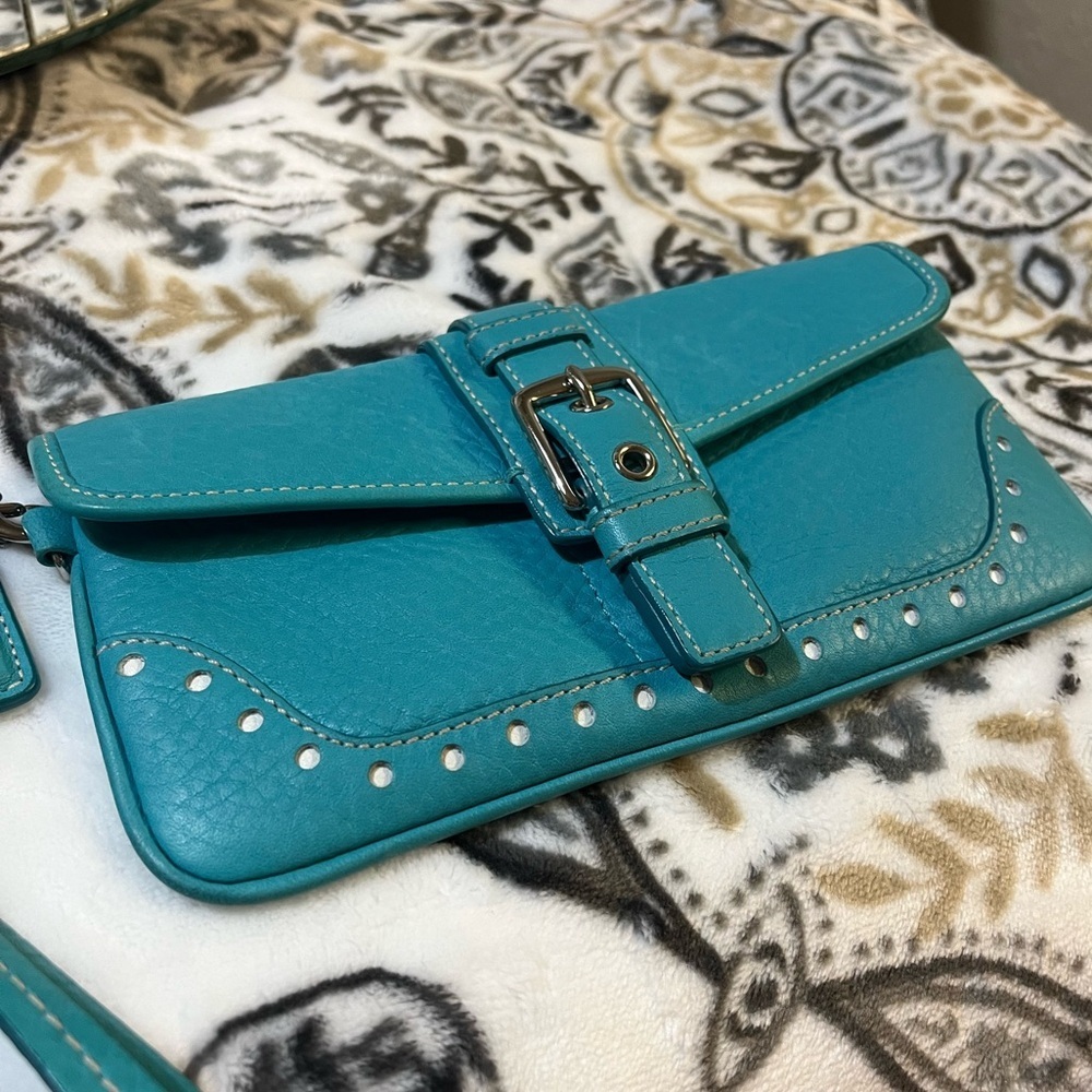 🚨FINAL PRICE🚨 Coach Women’s Leather Buckle Flap Wristlet, Blue - Picture 3 of 16